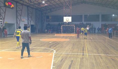 Partido de babyfútbol laboral en gimnasio