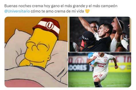 Hinchas celebrando memes de la U