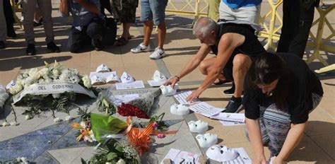 Velas y flores en memoria víctimas Barcelona