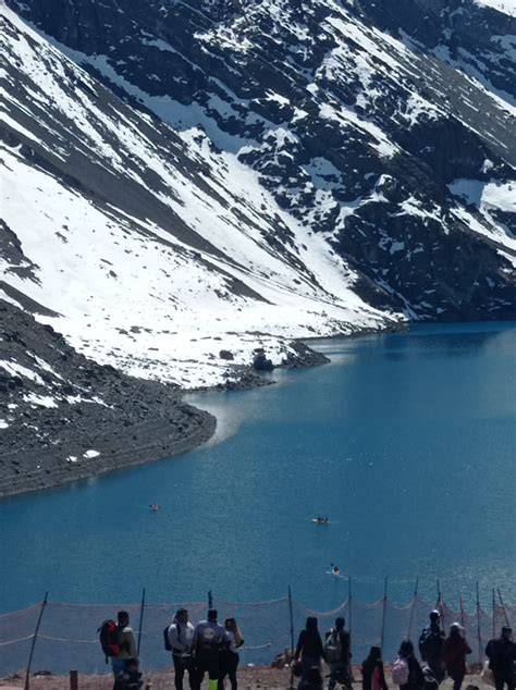 Laguna del Inca rodeada de nieve