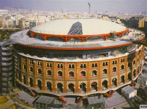 Fachada neomudéjar elevada Las Arenas Barcelona