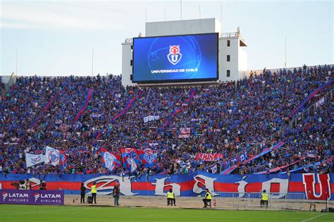 Hinchada de Universidad de Chile cantando