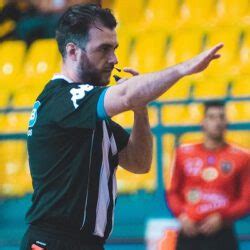 Árbitro de handball realizando gestoforma oficial