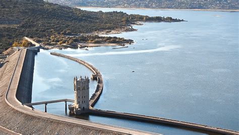 Atardecer sobre embalse de Santillana