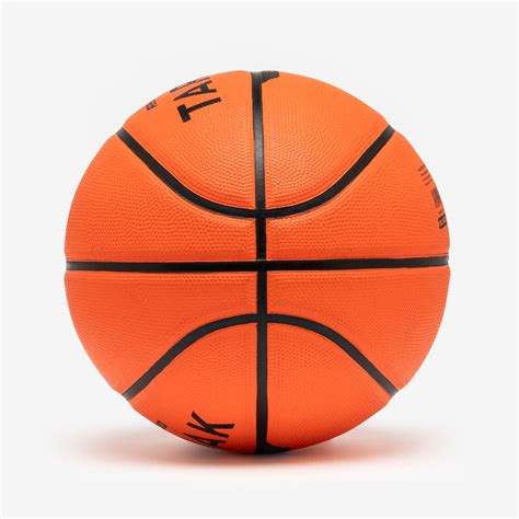 Pelota de básquet resistente en cancha exterior
