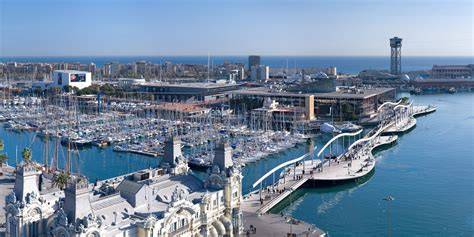 Puerto de cruceros de Barcelona y skyline