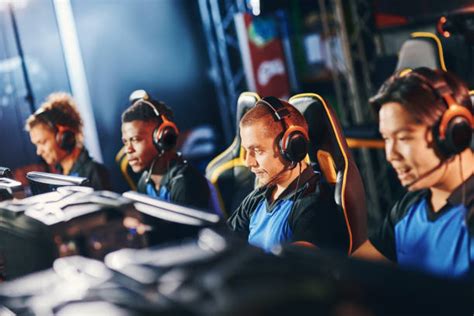 Jugadores formando equipo en videojuego multijugador