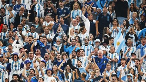 Hinchas en tribuna de fútbol argentino