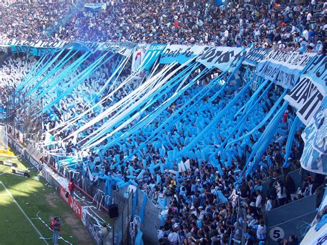 Tribuna de fútbol con banderas argentinas