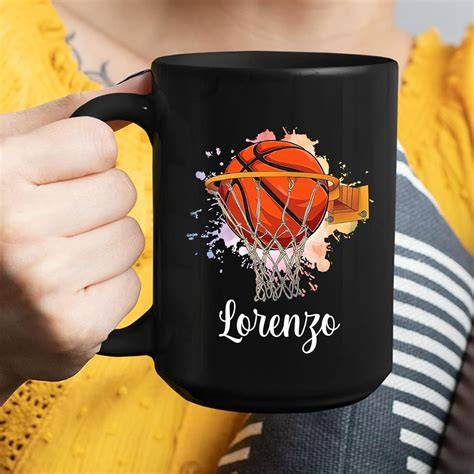entrenador baloncesto usando taza personalizada