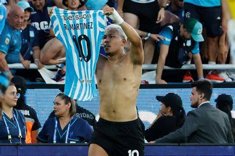 Sergio Martínez celebra su gol con el Racing
