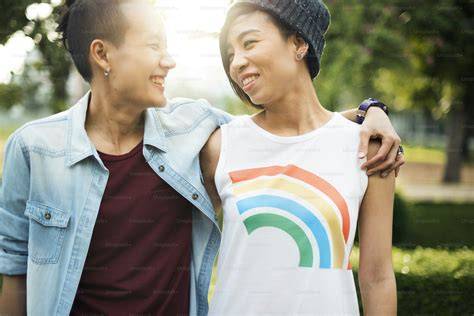 pareja lésbica en parque de primavera