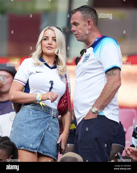 Jordan Pickford y Megan Davison en un estadio