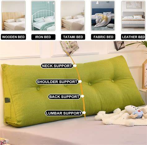Cabecero de cama con almohadas
