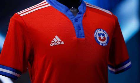Detalles y cortes camiseta de fútbol chilena