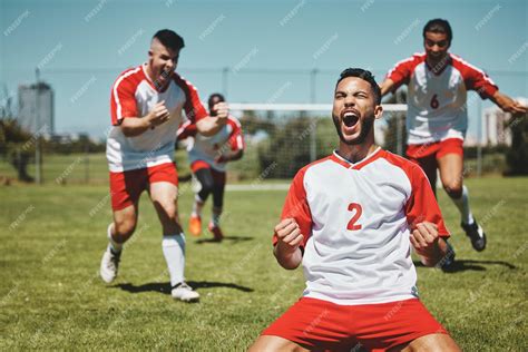 Celebración de gol fútbol juvenil