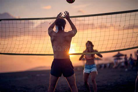 Alumnos practicando voleibol en parejas