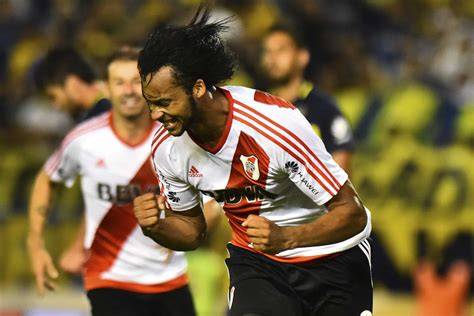 Arturo Mina defensa central de River Plate
