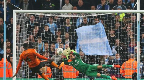 Claudio Bravo atajando penales Manchester City