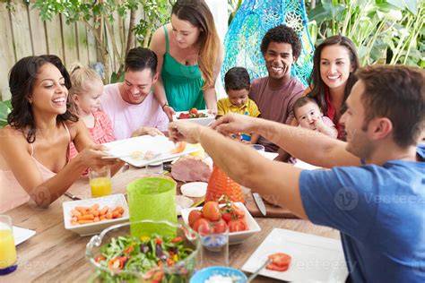 Familia disfrutando comida chilena en Buin