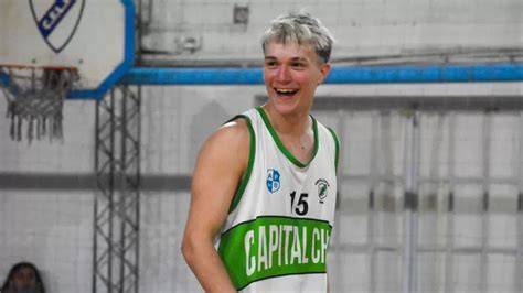 Basquetbolista infantil de 12 años muy alto