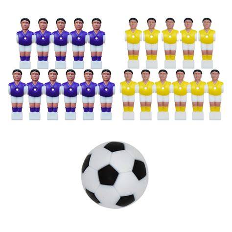 Jugadores de futbolito organizando equipos