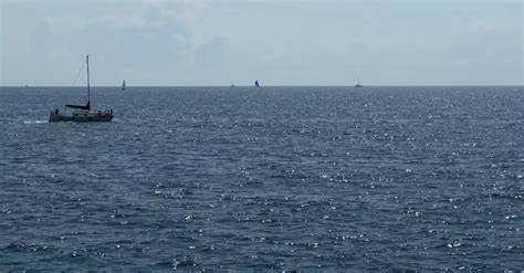 Barca en mar abierto guiada por un faro
