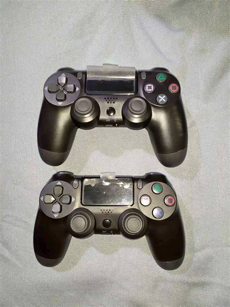 Dos controles conectados a PlayStation 4