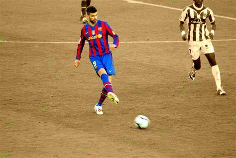 Jugadores realizando pase de balón