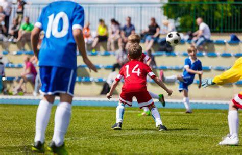 Padres apoyando fútbol infantil en gradas