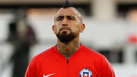 Arturo Vidal señalando camiseta de Chile
