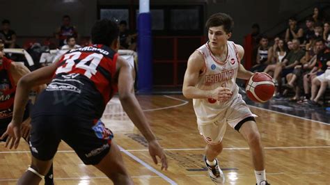 Hinchada de básquet con bombos y redoblantes