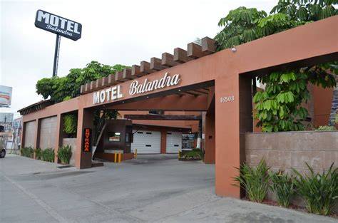 Entrada privada de motel en carretera