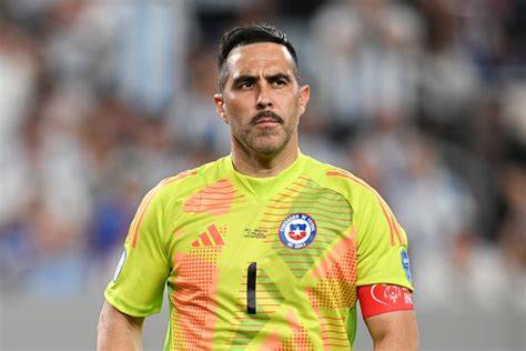 Claudio Bravo comentando partido de Chile