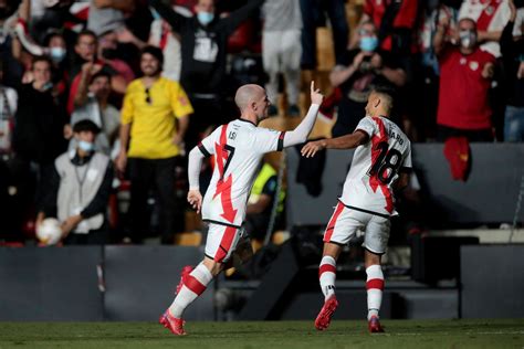 Alberto Bueno celebrando gol con Rayo Vallecano