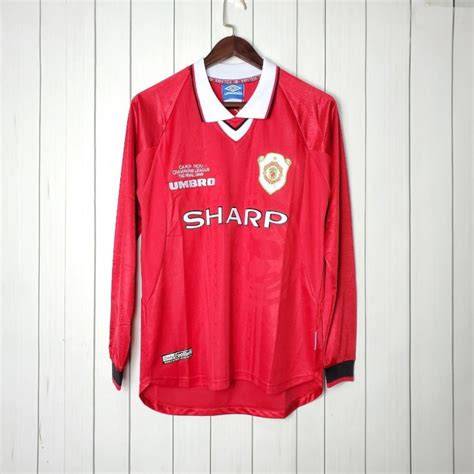 Detalle escudo Manchester United camiseta 1999
