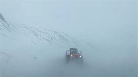 Máquinas despejando nieve en la cordillera