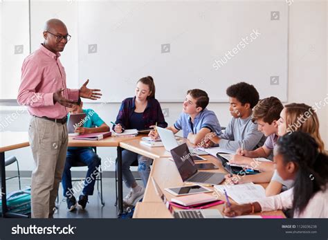 docente comunicándose con estudiantes en aula