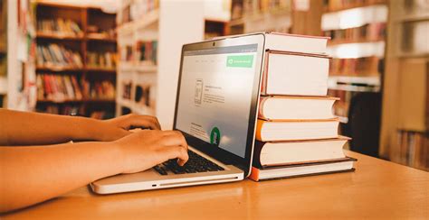 Estudiantes realizando búsqueda bibliográfica en biblioteca