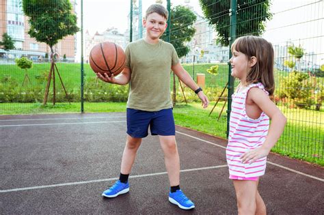 Dos jugadores jugando baloncesto local en consola
