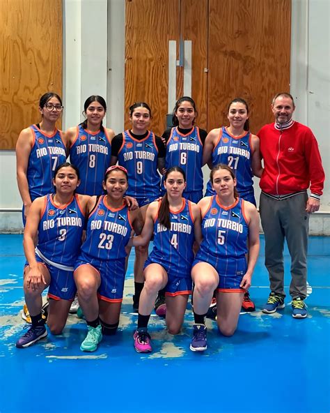 Equipo femenino infantil de básquetbol en Puerto Natales