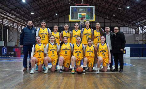 Premiación de básquetbol escolar femenino en Natales