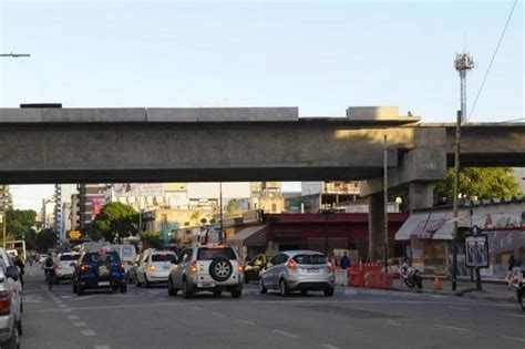 Espacios verdes y viaducto en Palermo