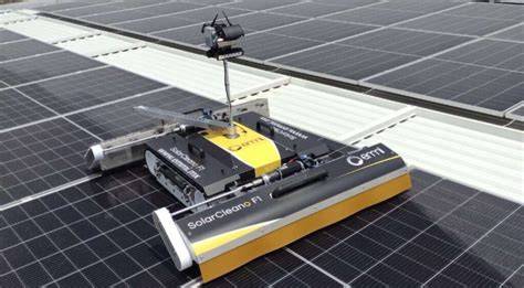 Robot explorador limpiando paneles solares marcianos