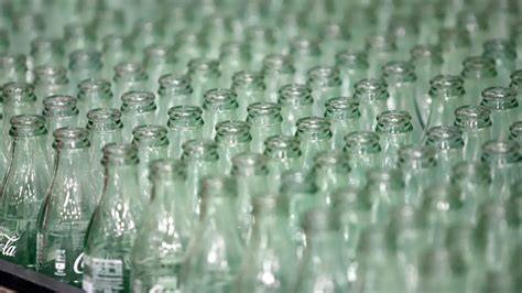 Botellas de Coca-Cola de vidrio decorando estantería