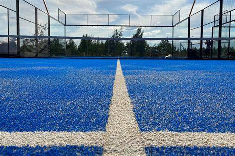 Cancha de pádel con césped y arena