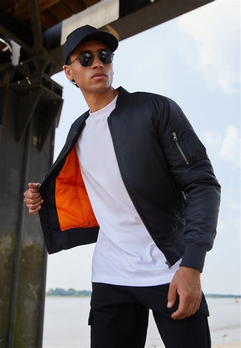 Look urbano con bomber baseball y gorra
