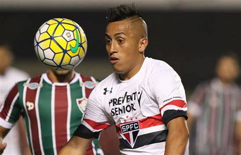 Christian Cueva con camiseta del São Paulo